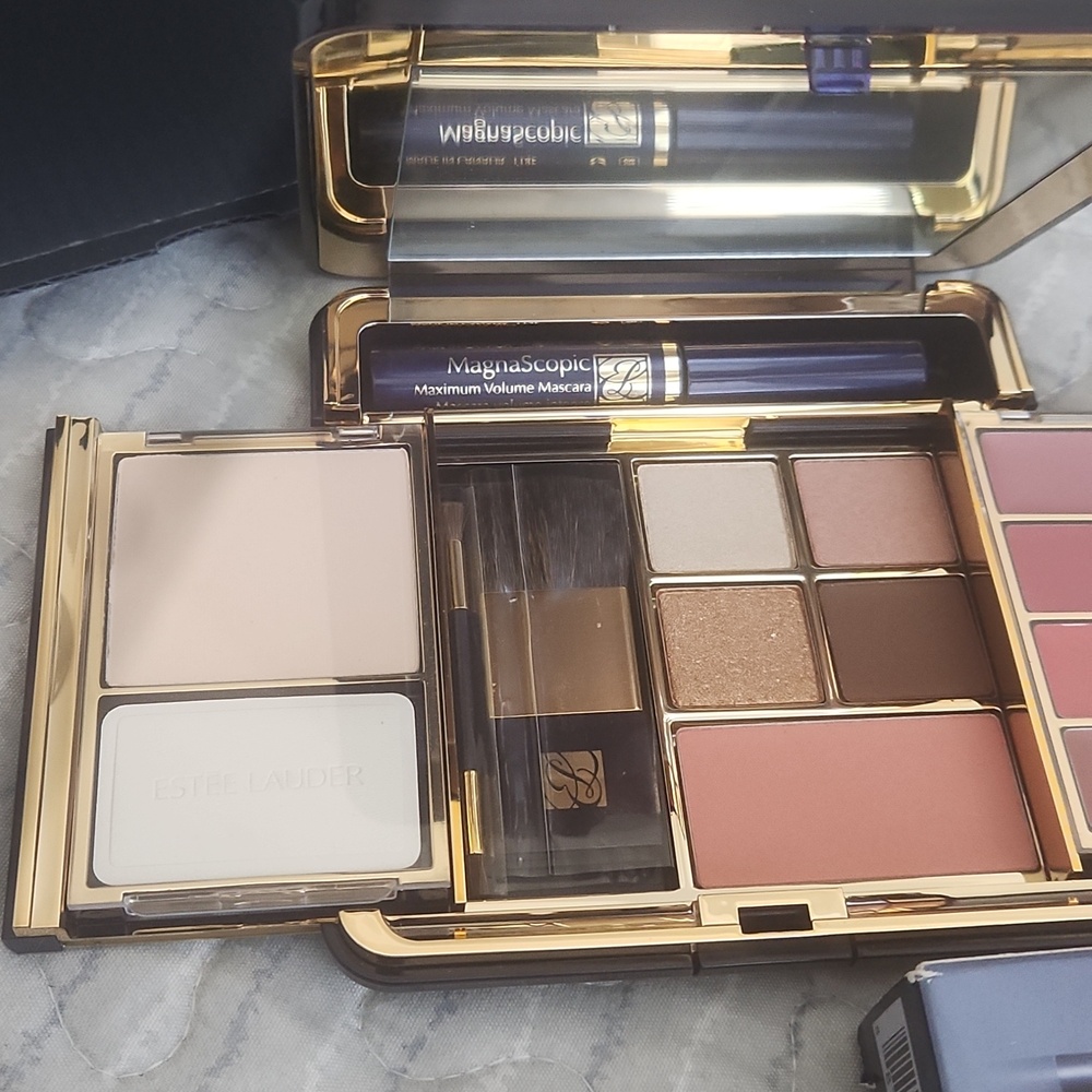 Estee Lauder Travel Exclusive Ingenious Color Palette with Detachable Compacts - Picture 2 of 8